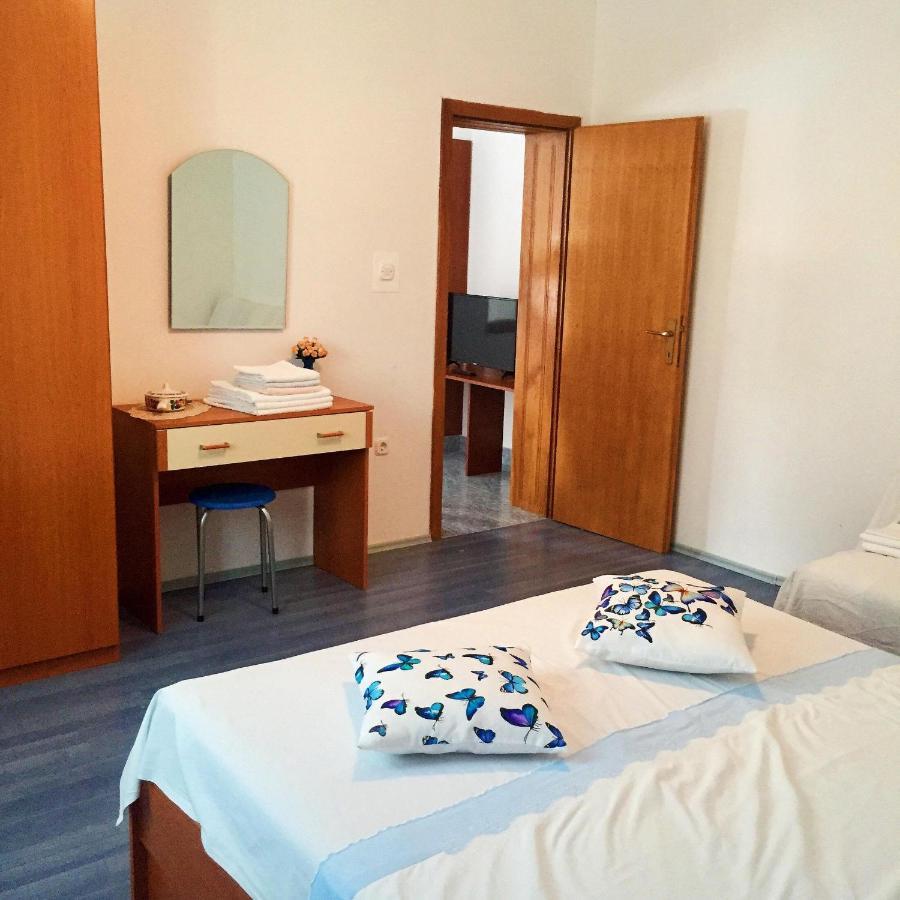 Apartments Mirela Karlobag Extérieur photo