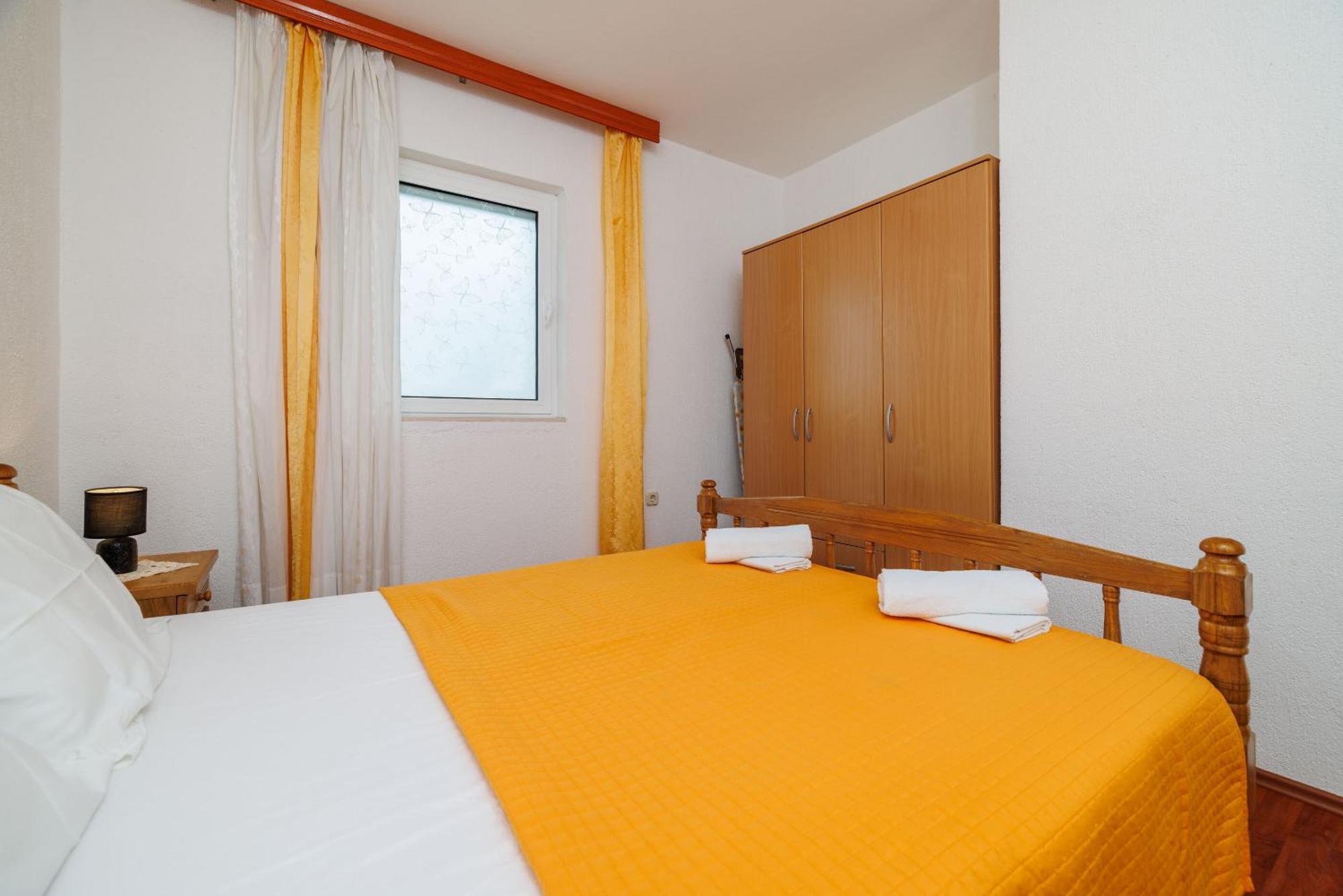 Apartments Mirela Karlobag Extérieur photo