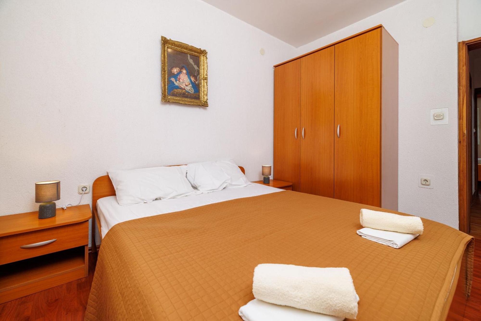 Apartments Mirela Karlobag Extérieur photo