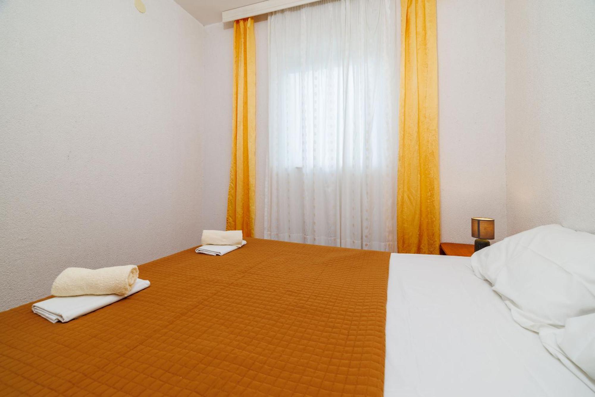 Apartments Mirela Karlobag Extérieur photo